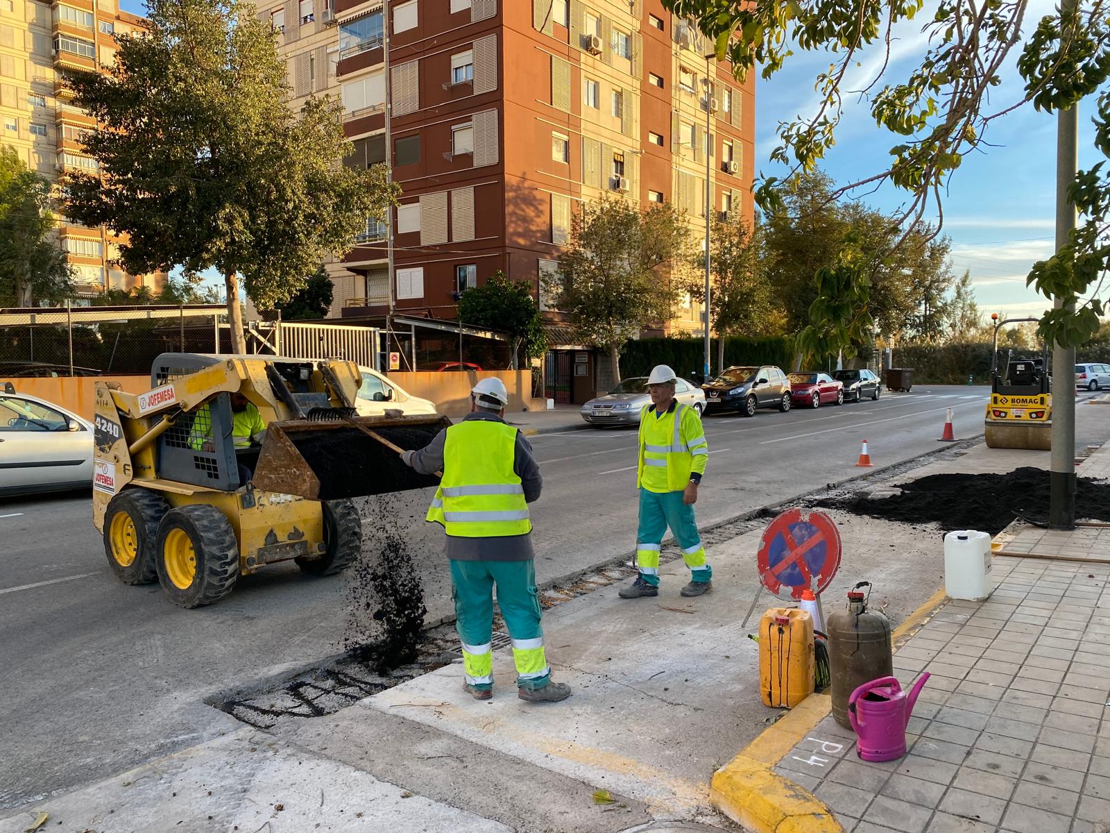 Roadbourne crew applying asphalt on site in Valencia, Spain